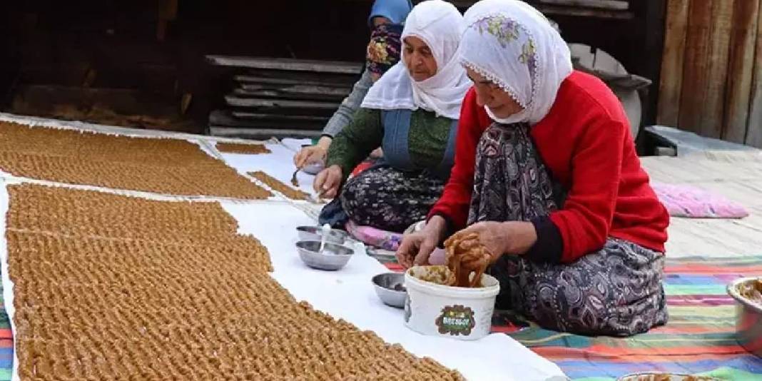 Yazın zahmetle yapılsa da kışın afiyetle yeniyor: Tek bir mahalleden başka yerde bulunmuyor 1
